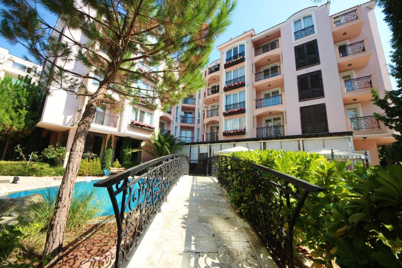 Menada Romance Marine Apartments Pantai Sunny Bagian luar foto