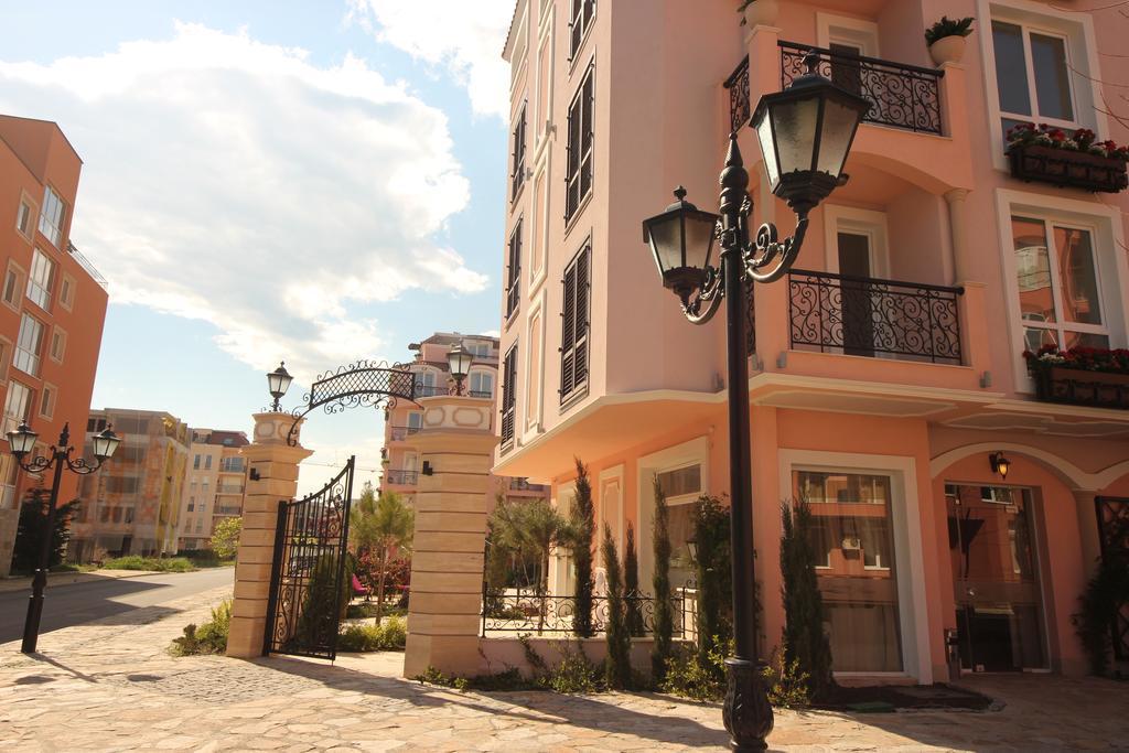 Menada Romance Marine Apartments Pantai Sunny Bagian luar foto