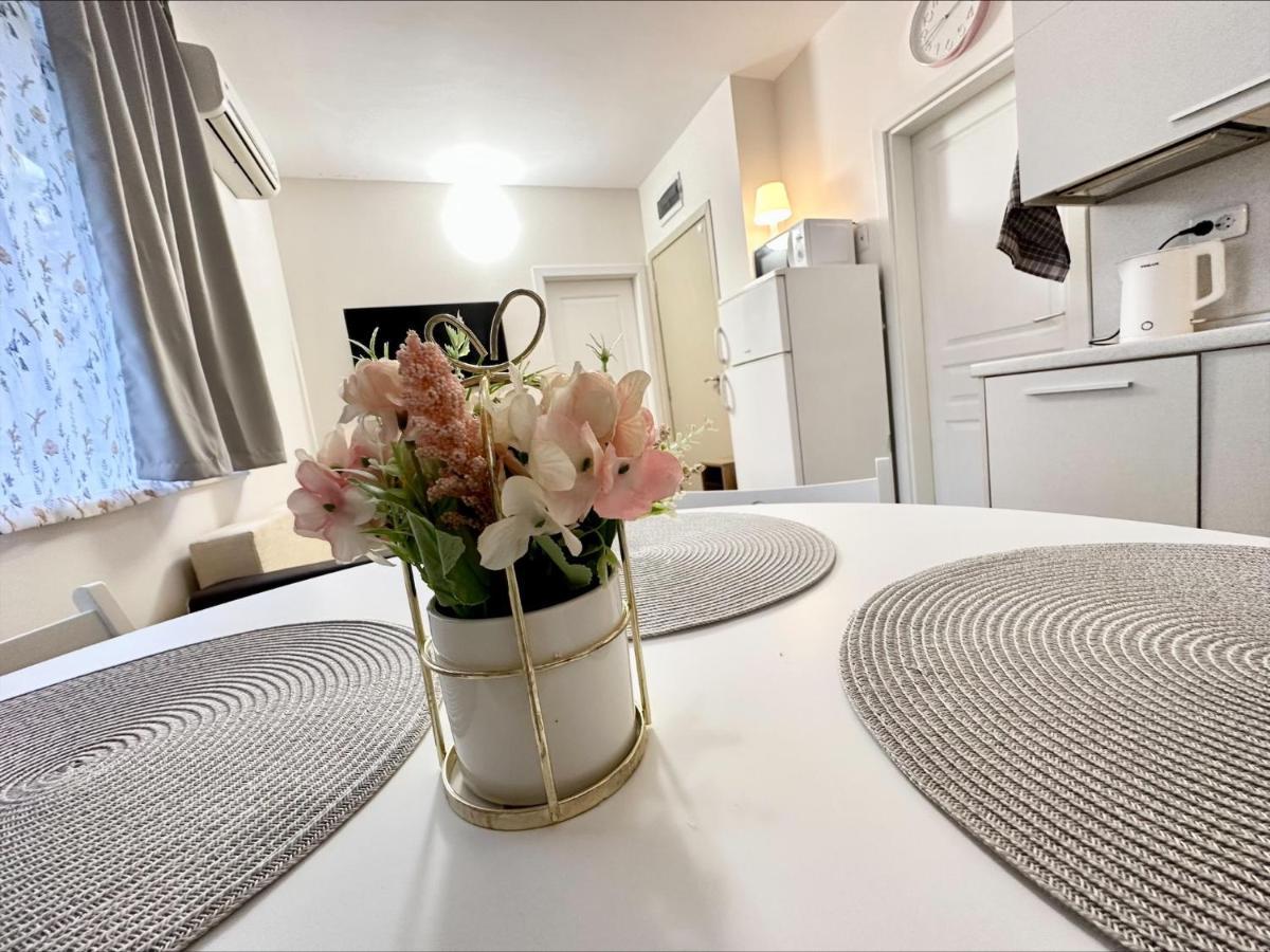 Menada Romance Marine Apartments Pantai Sunny Bagian luar foto
