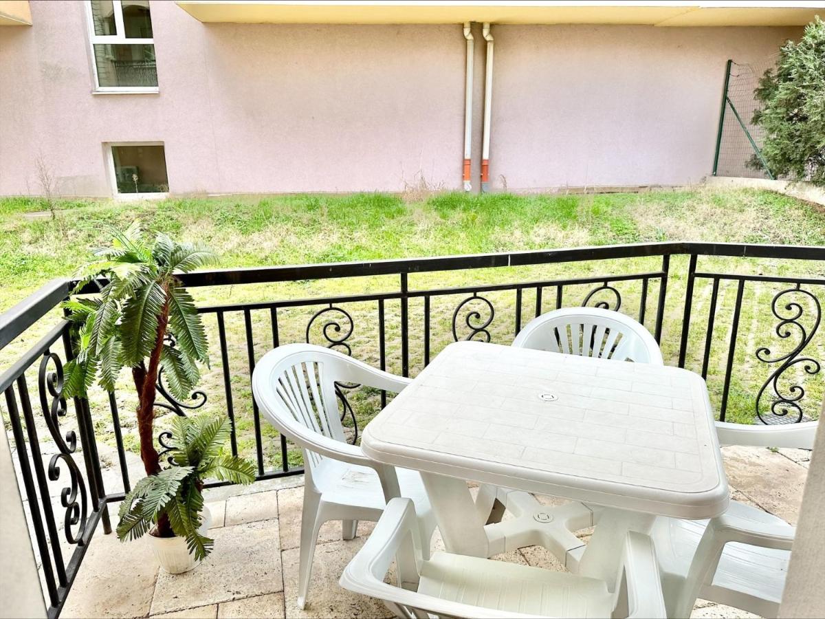 Menada Romance Marine Apartments Pantai Sunny Bagian luar foto