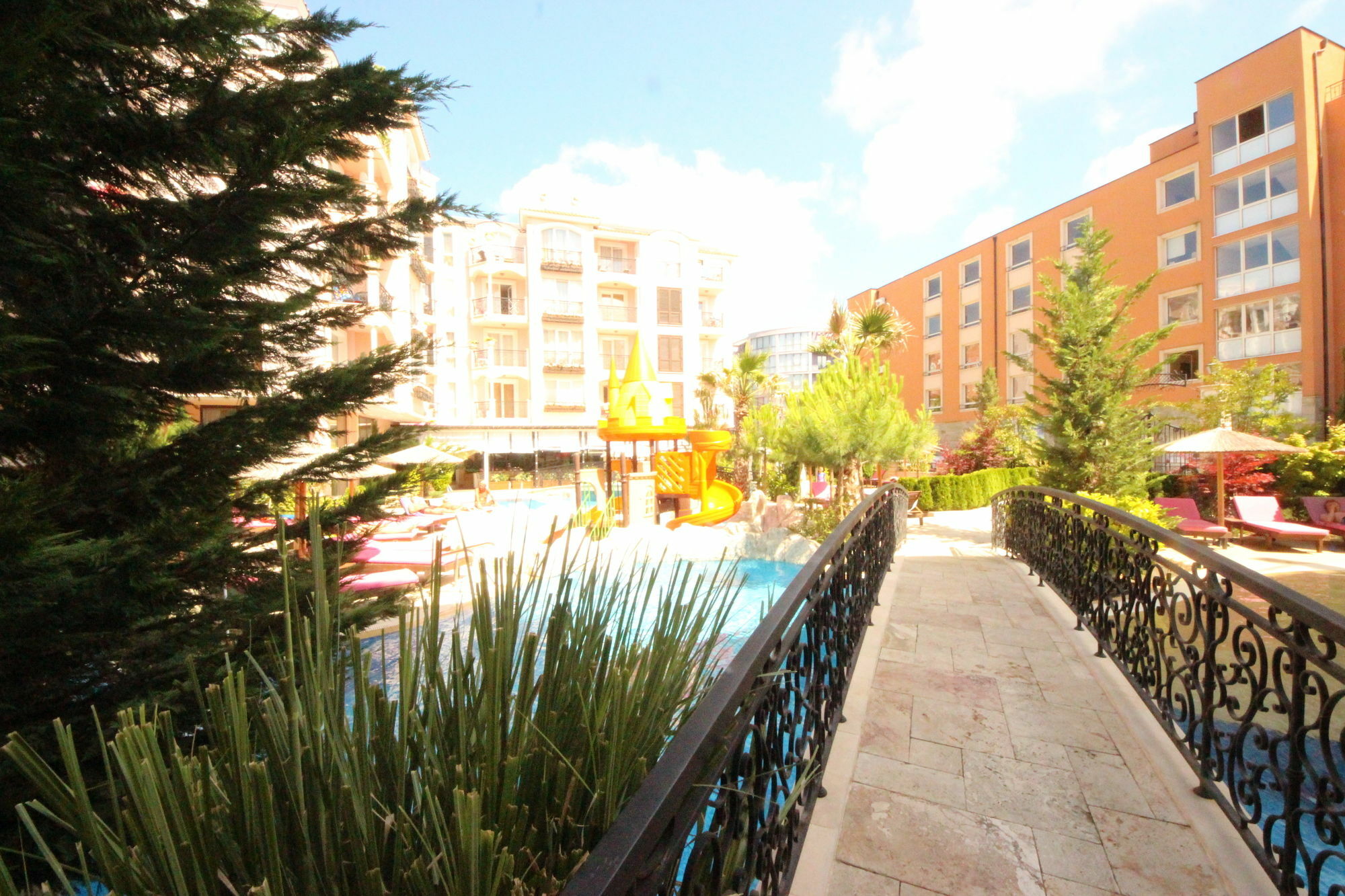 Menada Romance Marine Apartments Pantai Sunny Bagian luar foto